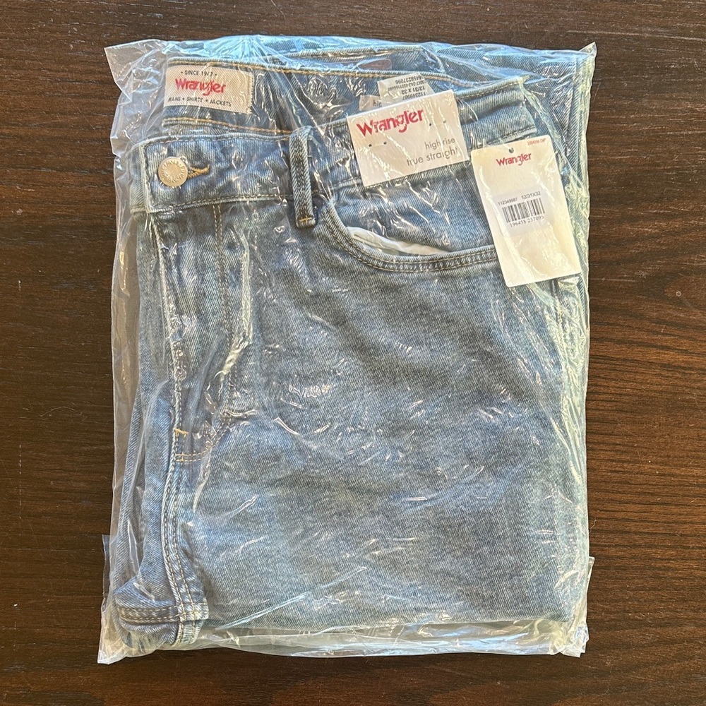 New Wrangler High Rise True Straight